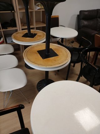 Mesas y sillas de bar negras