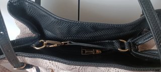 Bolso mujer estampado serpiente negro beige 35x26c