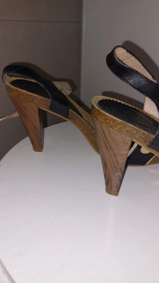 Sandalias negras y doradas con tachuelas