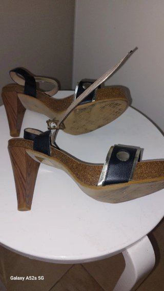 Sandalias negras y doradas con tachuelas
