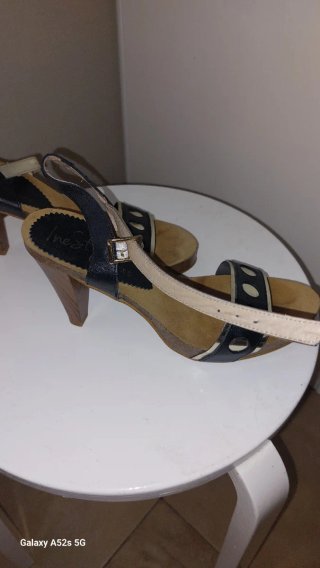 Sandalias negras y doradas con tachuelas