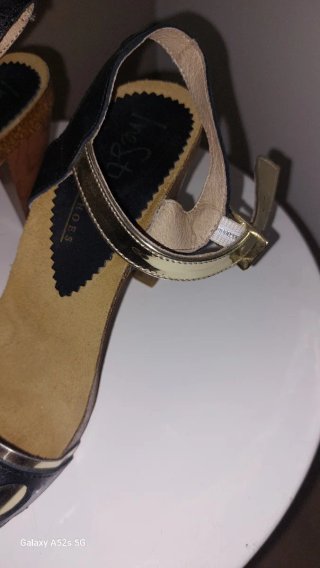 Sandalias negras y doradas con tachuelas