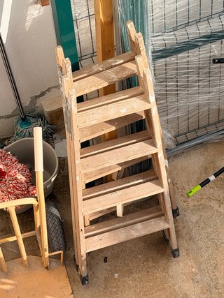 Escalera de madera plegable