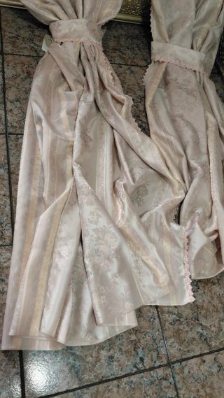Cortinas de satén doradas y rosas