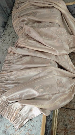 Cortinas de satén doradas y rosas