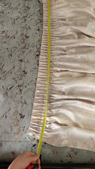 Cortinas de satén doradas y rosas