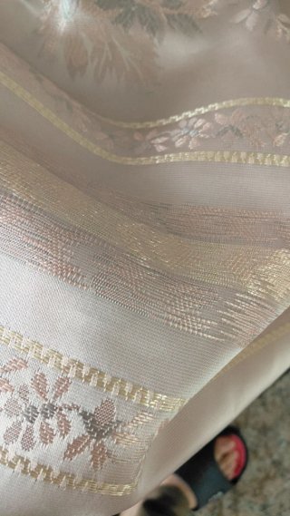 Cortinas de satén doradas y rosas