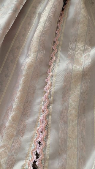 Cortinas de satén doradas y rosas