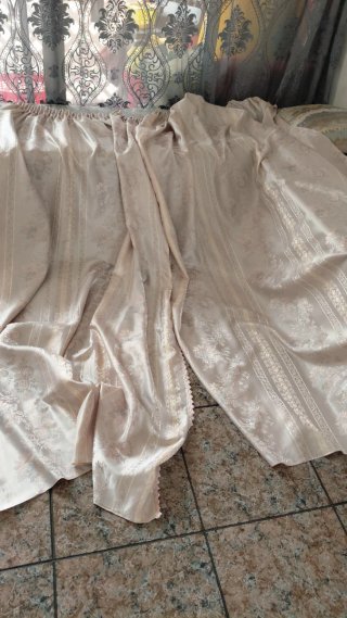 Cortinas de satén doradas y rosas