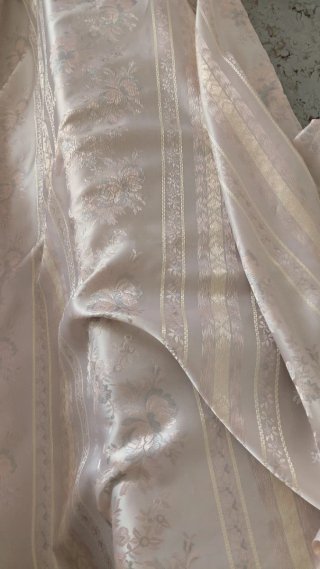 Cortinas de satén doradas y rosas