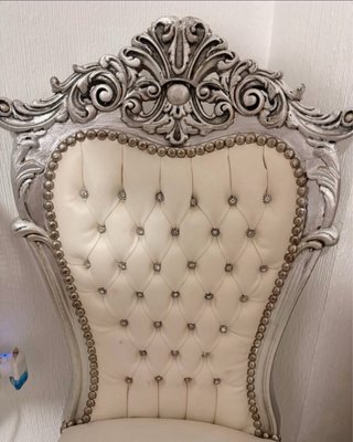 Silla de diseño plateada y blanca