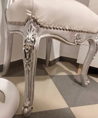 Silla de diseño plateada y blanca