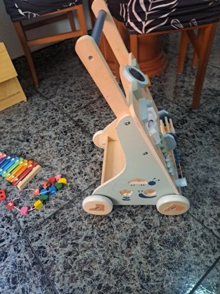 Andador de madera para bebé