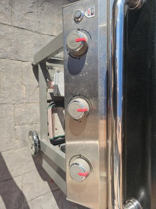 Barbacoa de metal y plástico