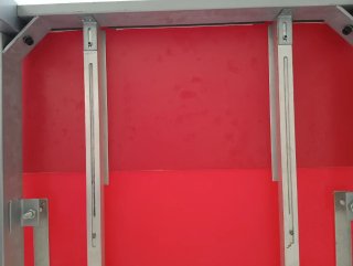 Mesa cristal rojo y metal