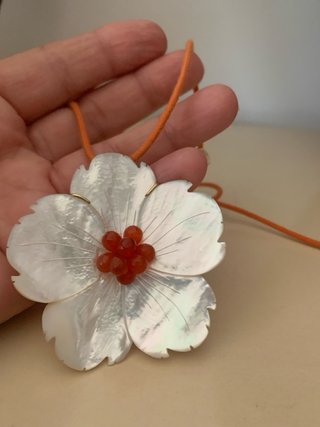 Collar flor nácar, cordón y oro 18kt