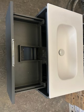 Mueble de baño gris y blanco