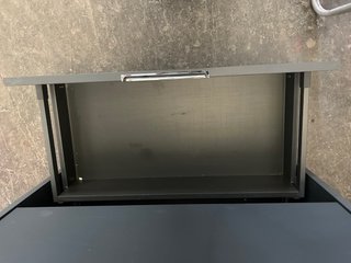 Mueble de baño gris y blanco