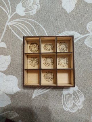 Caja de madera con diseño de chakras para guardar