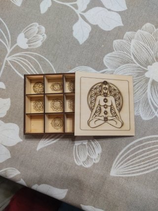 Caja de madera con diseño de chakras para guardar