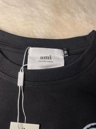 T-shirt Ami Paris nera con cuore