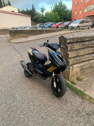 Yamaha Aerox negra y dorada