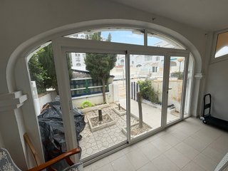Dos puertas correderas y una abatible aluminio