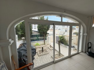 Dos puertas correderas y una abatible aluminio