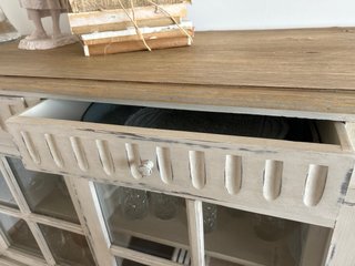 Aparador de madera y cristal
