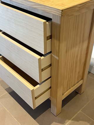 Mesita de noche de madera
