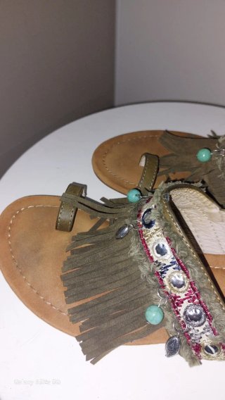 Sandalias boho con flecos y abalorios