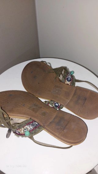 Sandalias boho con flecos y abalorios