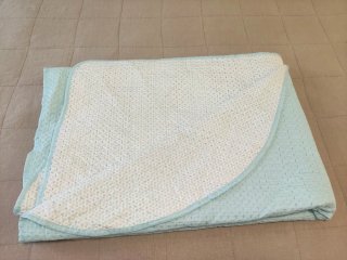 Colcha entretiempo cama 90 cm reversible.