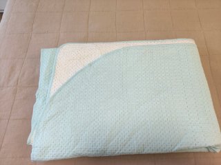 Colcha entretiempo cama 90 cm reversible.