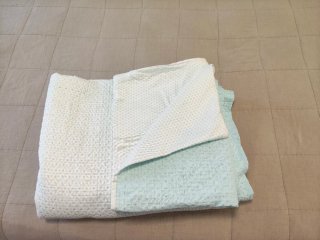 Colcha entretiempo cama 90 cm reversible.