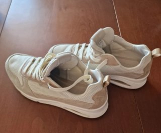 Deportivas Skechers Beige y Blancas