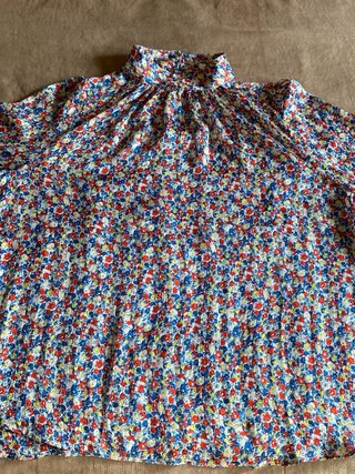 Blusa floral cuello alto botones dorados