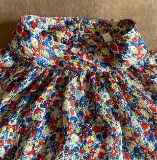 Blusa floral cuello alto botones dorados