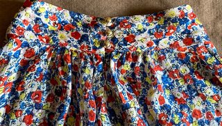 Blusa floral cuello alto botones dorados