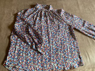 Blusa floral cuello alto botones dorados