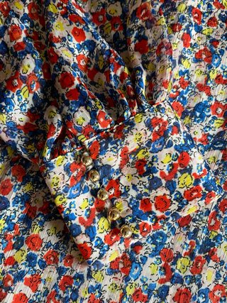 Blusa floral cuello alto botones dorados
