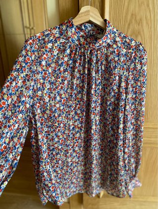 Blusa floral cuello alto botones dorados