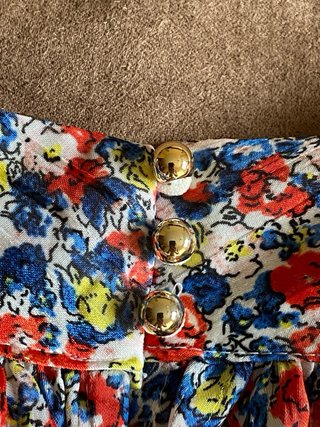 Blusa floral cuello alto botones dorados