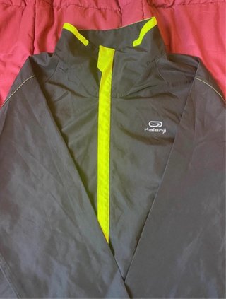 Chaqueta cortavientos Kalenji Negra y Verde