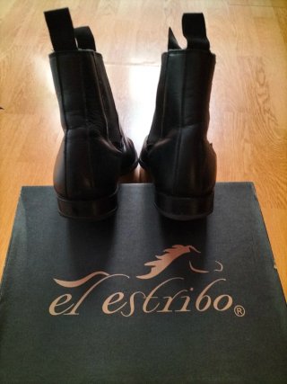 Botines Chelsea El Estribo. Talla 42 Negros