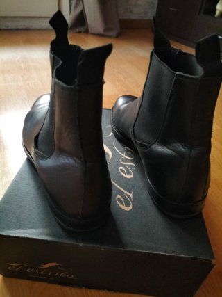 Botines Chelsea El Estribo. Talla 42 Negros