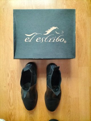 Botines Chelsea El Estribo. Talla 42 Negros