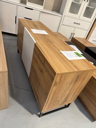 Mesa auxiliar y TV madera y metal