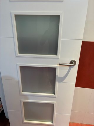 Puerta blanca cocina con 3 cristales
