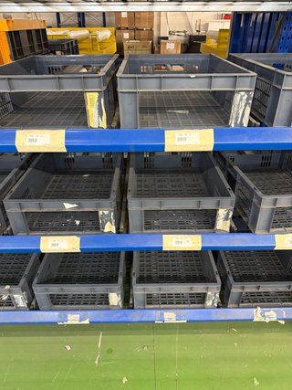 Estanterías metálicas con rodillos cajas/picking